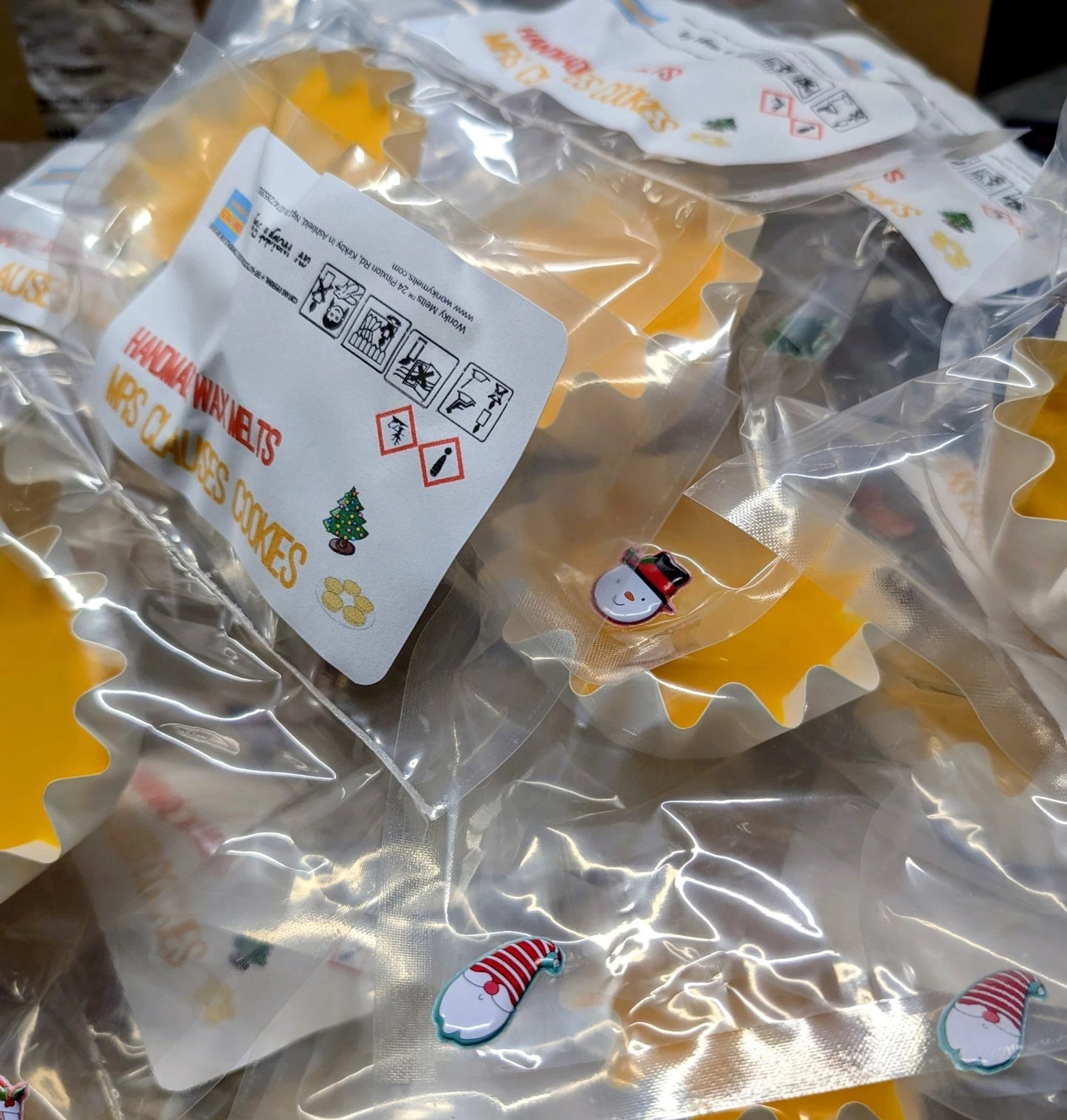 Wax melts scoop-able natural wax melts in a waxed cup in gift box xmas scents added